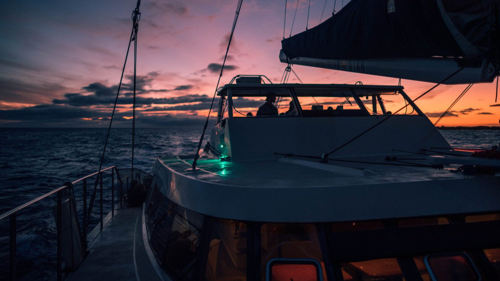 armateur de voilier au coucher du soleil