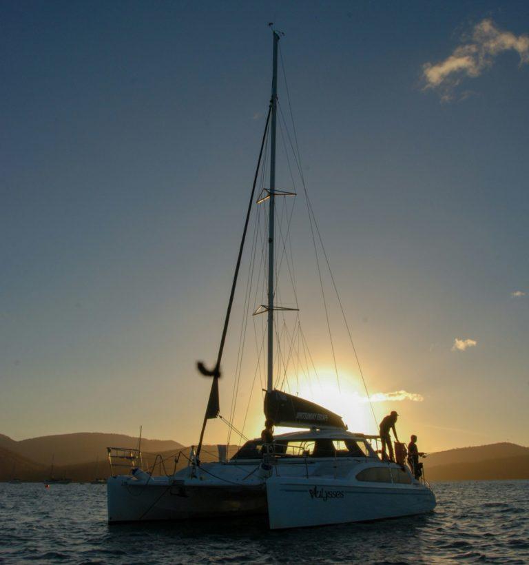 image .png catamaran avec équipage au coucher du soleil
