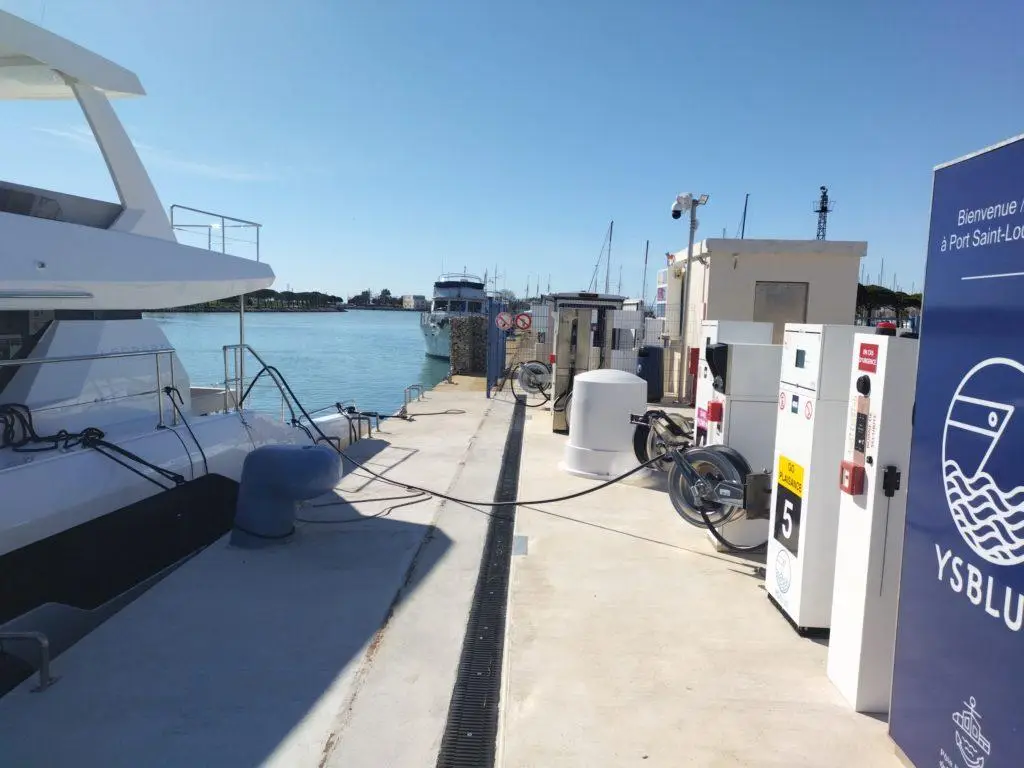 Catamaran dans une station essence en train de faire le plein de gasoil