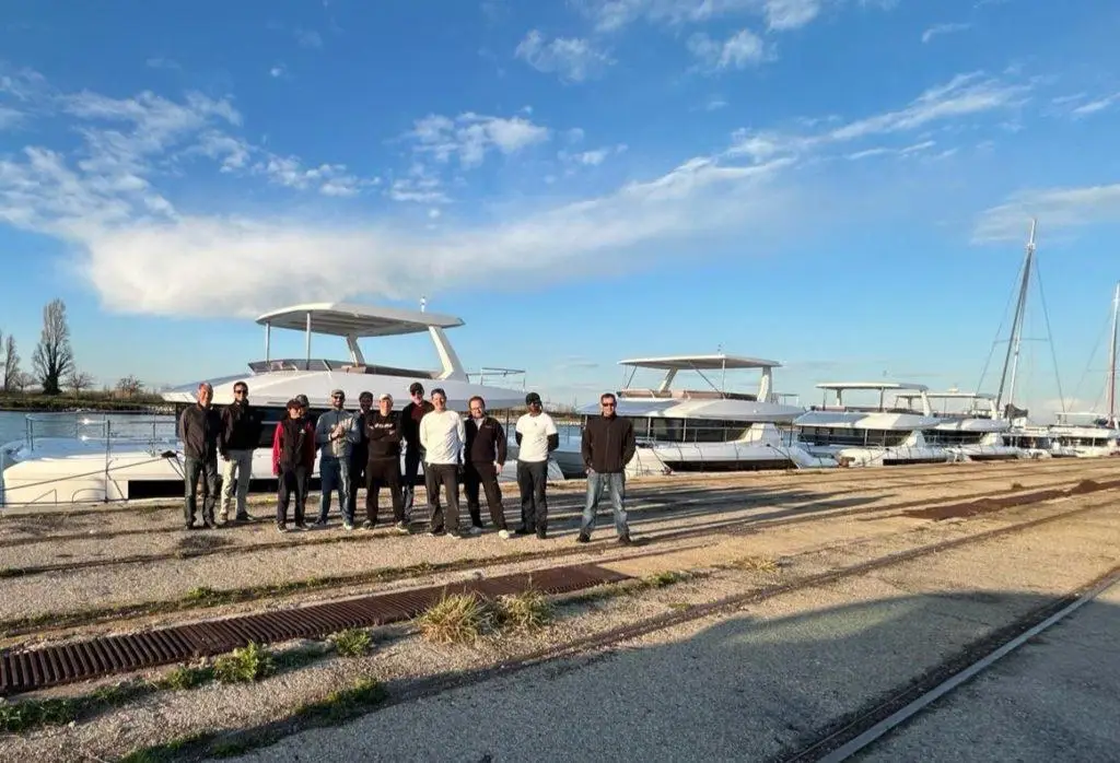 Marins Capt'n Boat posent devant les Leopards Catamarans