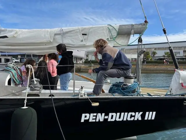 Les enfants de la Torche visitent Pen-Duick III