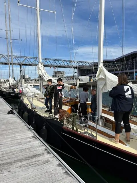 Les enfants de la Torche visitent Pen-Duick III