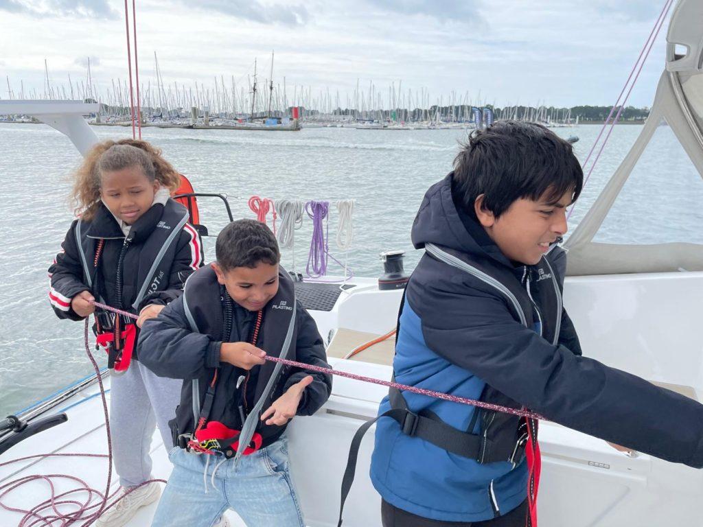 les enfants de l'échappée bleue embarquent pour assister aux runs du Défi Azimut